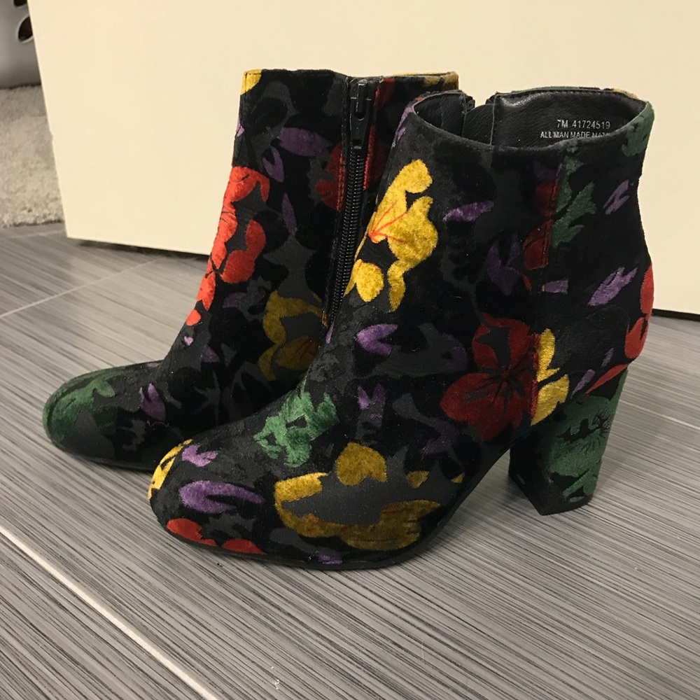 Super cute floral velvet booties!